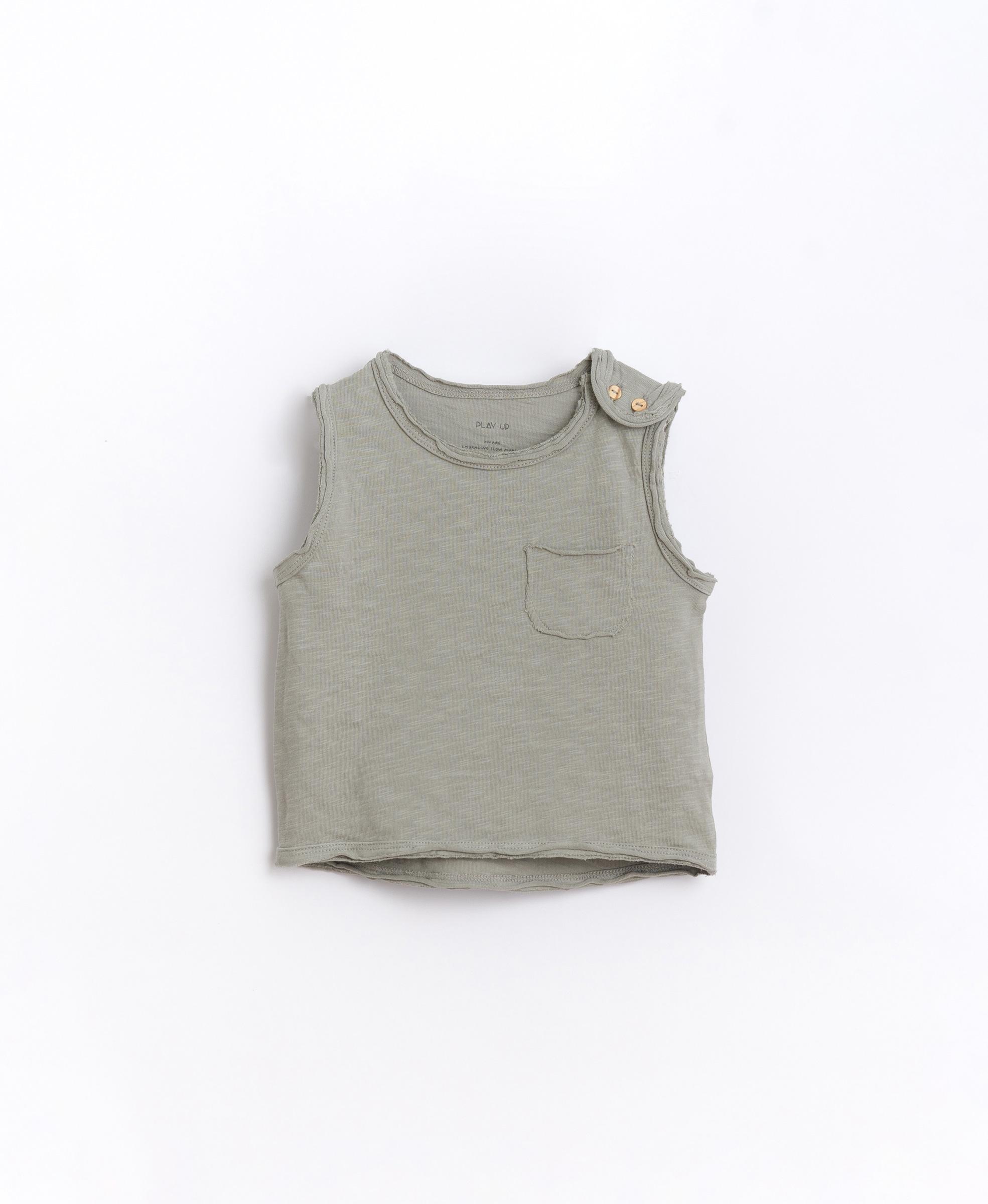 T-shirt in organic cotton with no sleeves