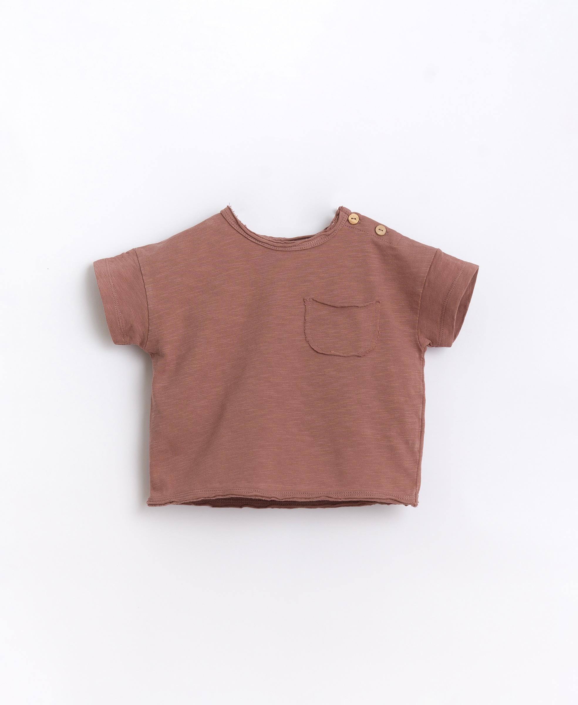 T-shirt in organic cotton with wooden buttons